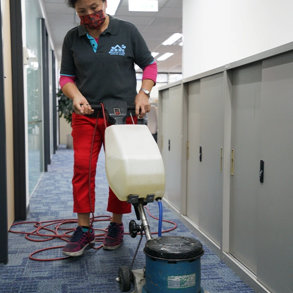 利用機具將地毯深層髒污清除