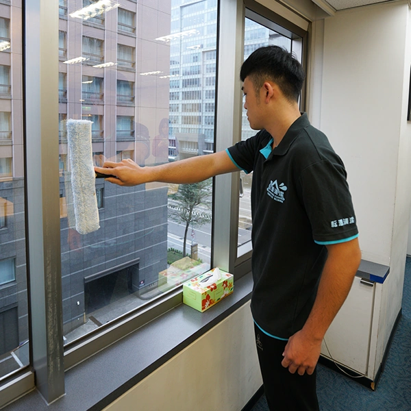 兔毛刷刮洗落地窗，還原玻璃潔淨。