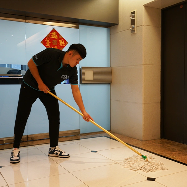 電梯間拖拭清潔，維持大門門面整潔